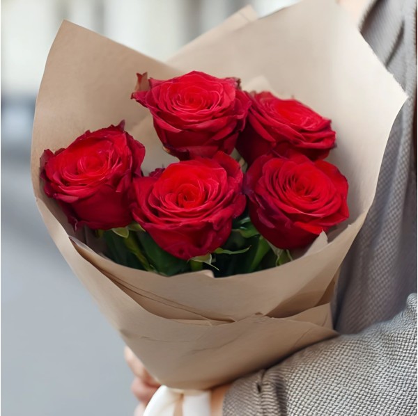 Букет из 5 алых роз