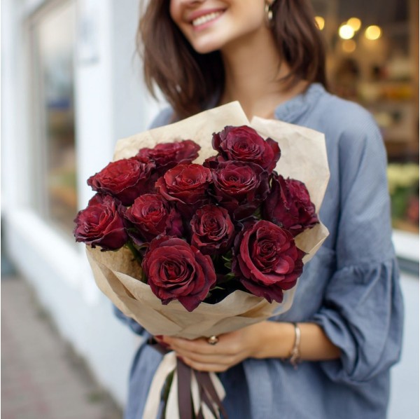 11 бордовых роз