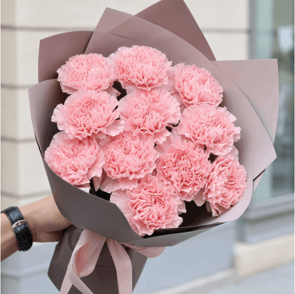 11 розовых гвоздик