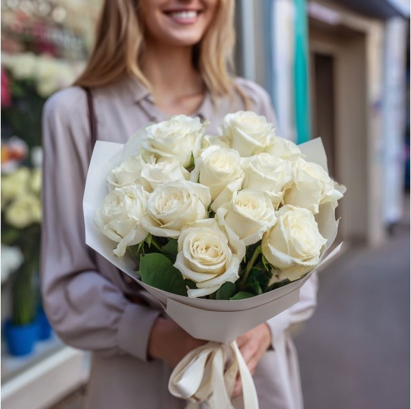 13 белых роз