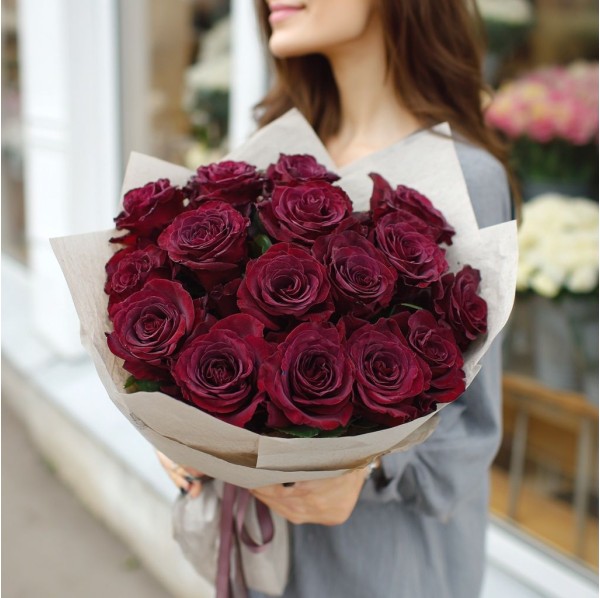 17 бордовых роз