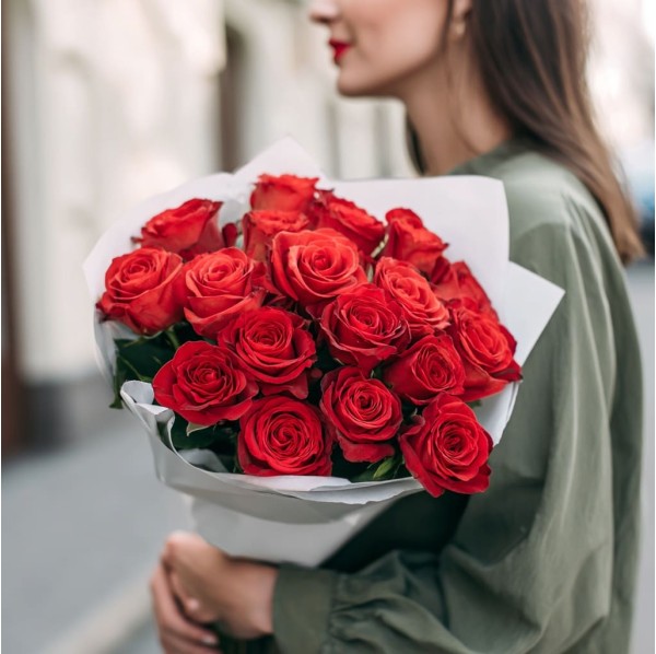 18 красных роз