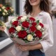 19 красно-белых роз с гипсофилой
