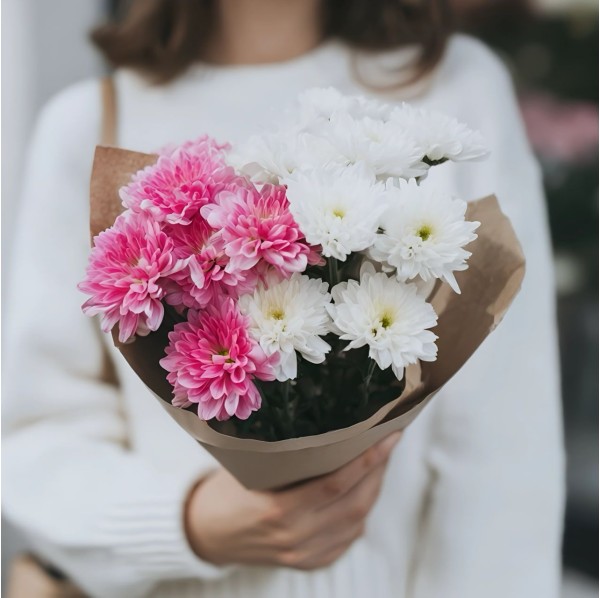 Букет 3 бело-розовые хризантемы