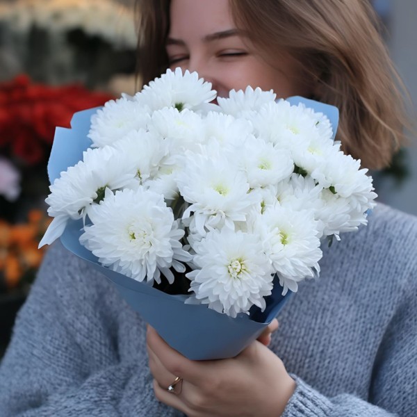 3 белые хризантемы в голубом оформлении