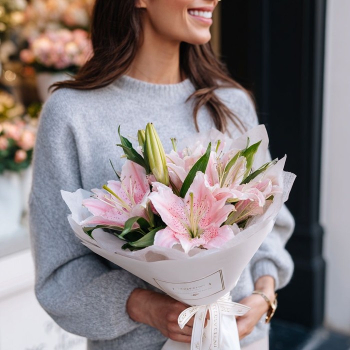 Букет из 3 изящных лилий Букет из 3 изящных лилий