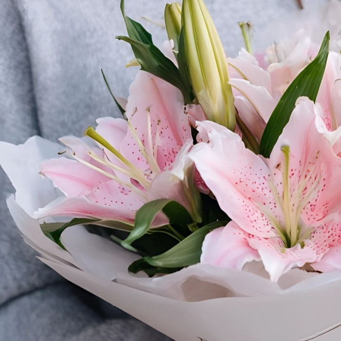 Букет из 3 изящных лилий Букет из 3 изящных лилий