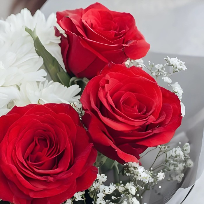 Букет 3 красные розы и кустовая хризантема Букет 3 красные розы и кустовая хризантема