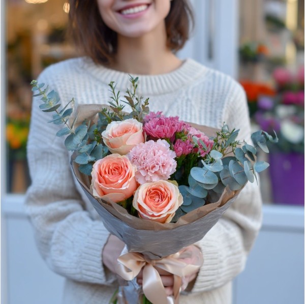 Букет 3 кремовые розы с гвоздикой