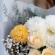 Букет 3 кремовые розы с хризантемой и гипсофилой