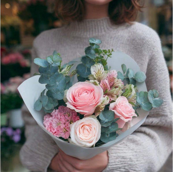 Букет 3 нежные розы с альстромерией