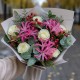 3 розовые паучьи лилии с розами