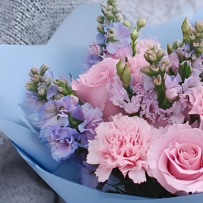 Букет 3 розовые розы с гвоздикой и маттиолой Букет 3 розовые розы с гвоздикой и маттиолой