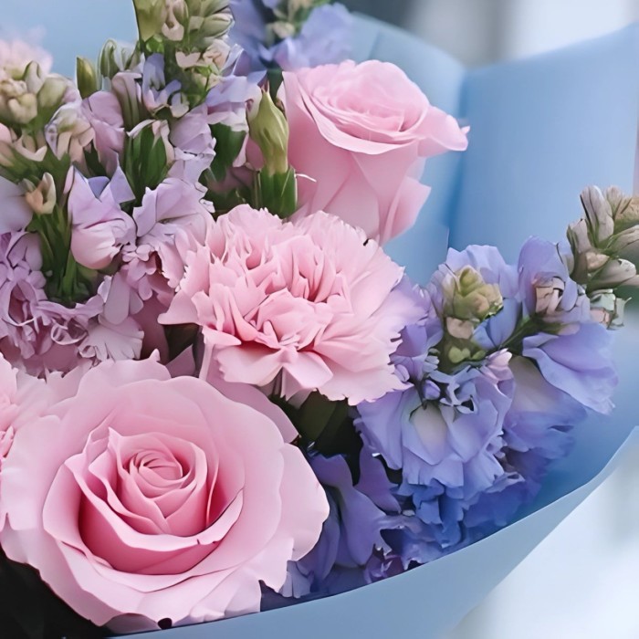 Букет 3 розовые розы с гвоздикой и маттиолой Букет 3 розовые розы с гвоздикой и маттиолой