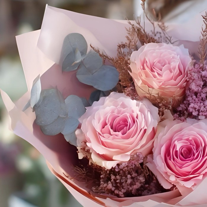 Букет 3 розовые розы с сухоцветом Букет 3 розовые розы с сухоцветом