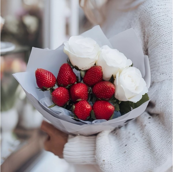 3 розы с клубникой