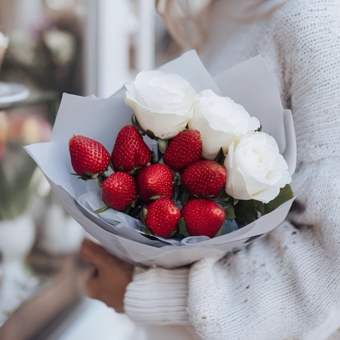Букет 3 розы с клубникой Букет 3 розы с клубникой