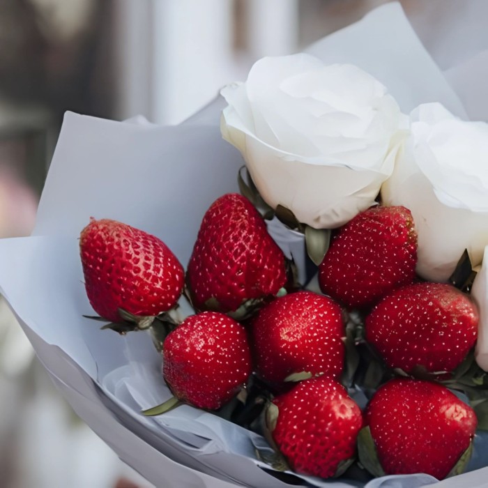 Букет 3 розы с клубникой Букет 3 розы с клубникой