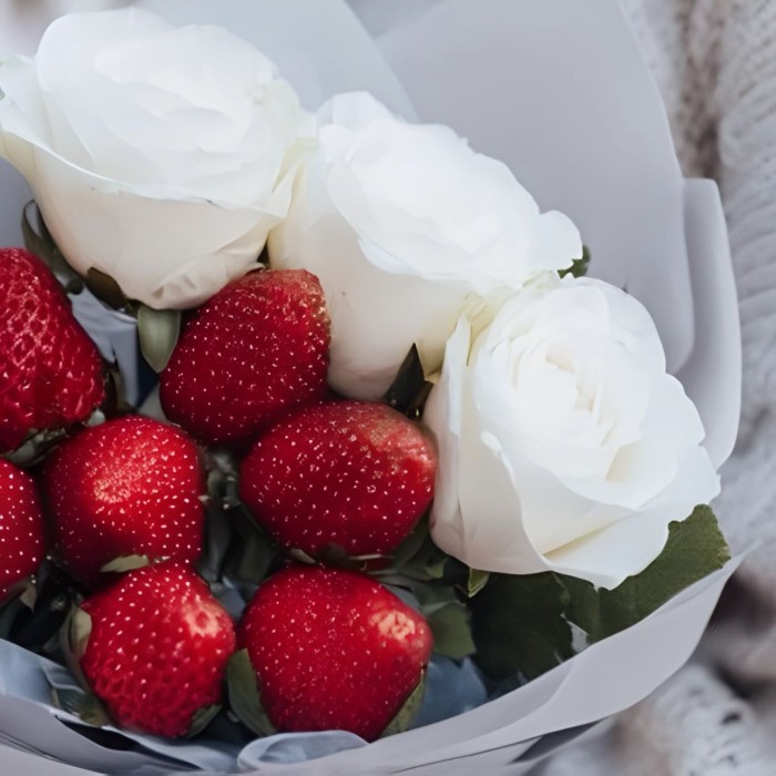 Букет 3 розы с клубникой Букет 3 розы с клубникой
