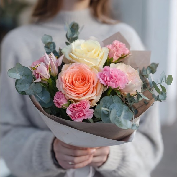 3 розы с кустовой гвоздикой и эвкалиптом