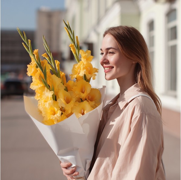 3 желтых гладиолуса