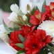 Букет 5 альстромерий с белой хризантемой