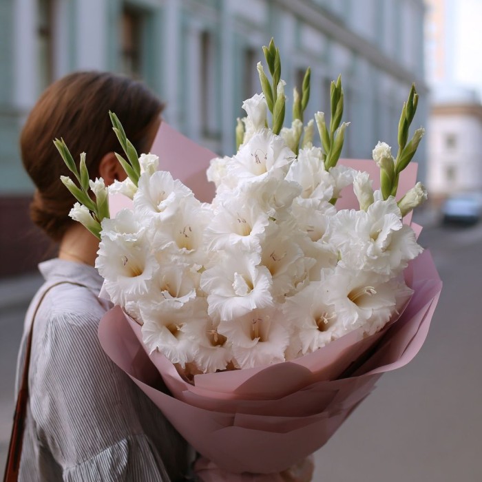 Букет 7 белых гладиолусов