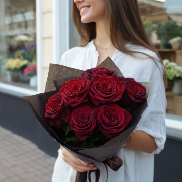 7 бордовых роз