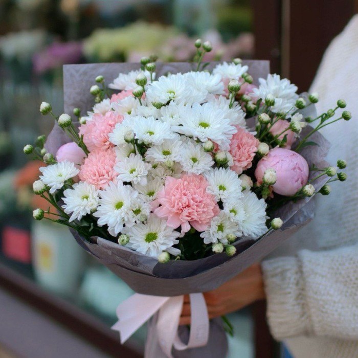 Букет 7 гвоздик, 3 пиона и хризантемы