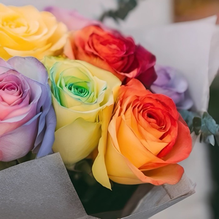 Букет 7 радужных роз с эвкалиптом Букет 7 радужных роз с эвкалиптом