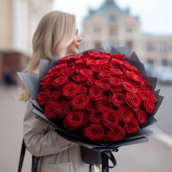 77 красных роз