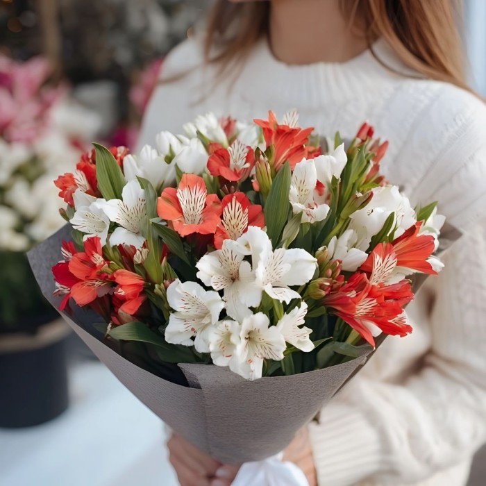 Букет 9 бело-красных альстромерий Букет 9 бело-красных альстромерий