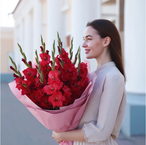 9 красных гладиолусов