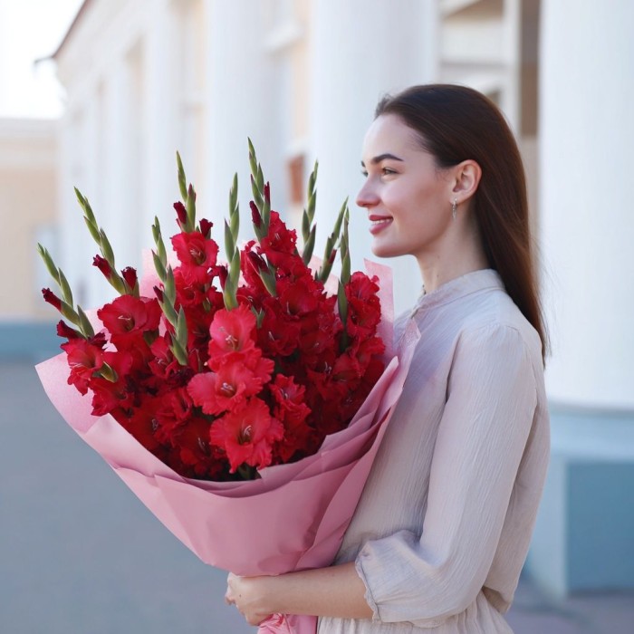 Букет 9 красных гладиолусов