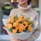 Букет 9 оранжевых кустовых роз