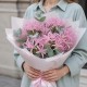 9 розовых паучьих лилий с эвкалиптом