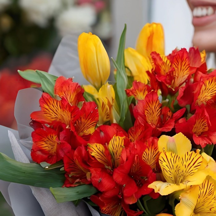 Букет альстромерии с желтыми тюльпанами Букет альстромерии с желтыми тюльпанами