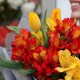 Букет альстромерии с желтыми тюльпанами