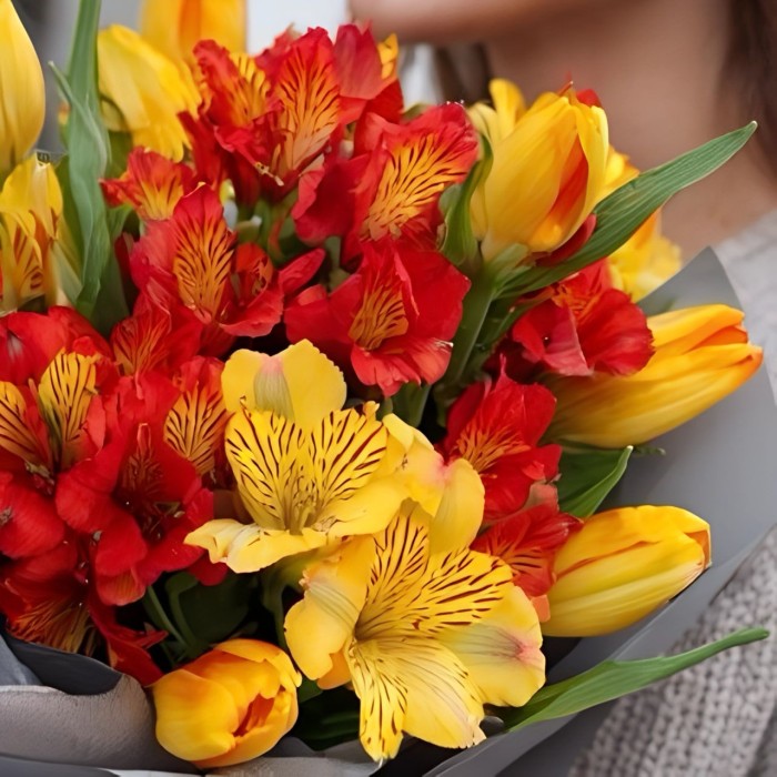 Букет альстромерии с желтыми тюльпанами Букет альстромерии с желтыми тюльпанами