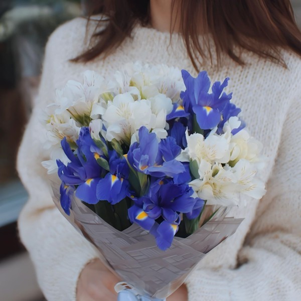 Букет альстромерии с ирисами