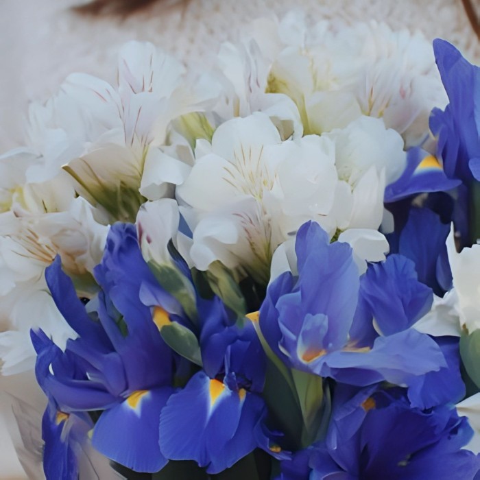 Букет альстромерии с ирисами Букет альстромерии с ирисами