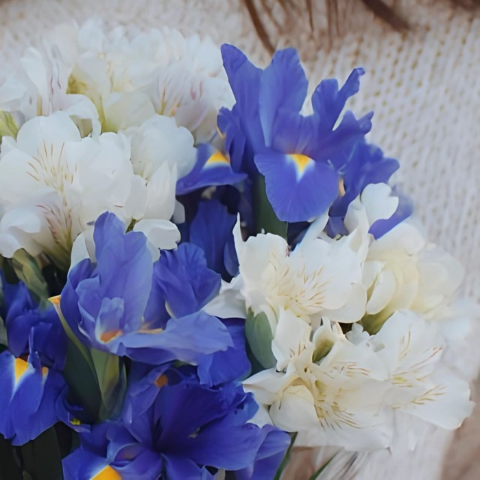 Букет альстромерии с ирисами Букет альстромерии с ирисами