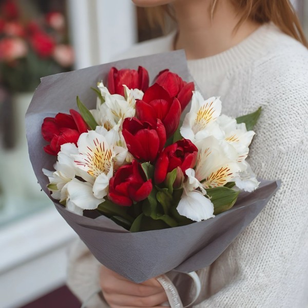 Букет альстромерии с красными тюльпанами Букет альстромерии с красными тюльпанами