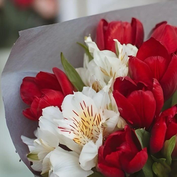 Букет альстромерии с красными тюльпанами Букет альстромерии с красными тюльпанами