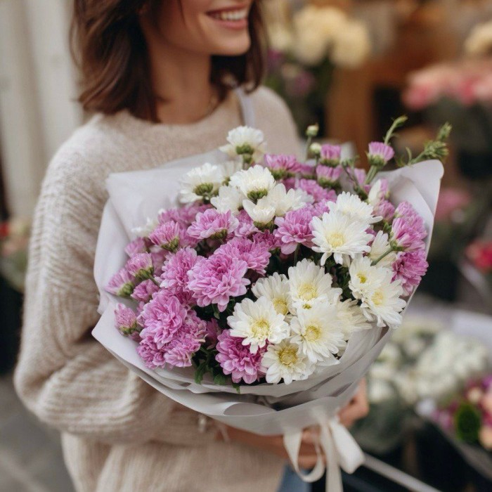 Букет из белых и сиреневых хризантем Букет из белых и сиреневых хризантем