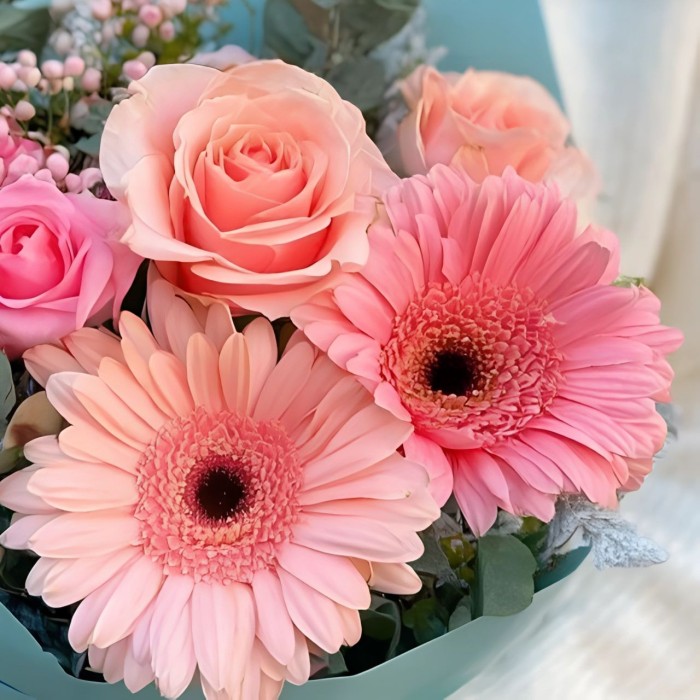 Букет из гербер и роз на День Матери Букет из гербер и роз на День Матери