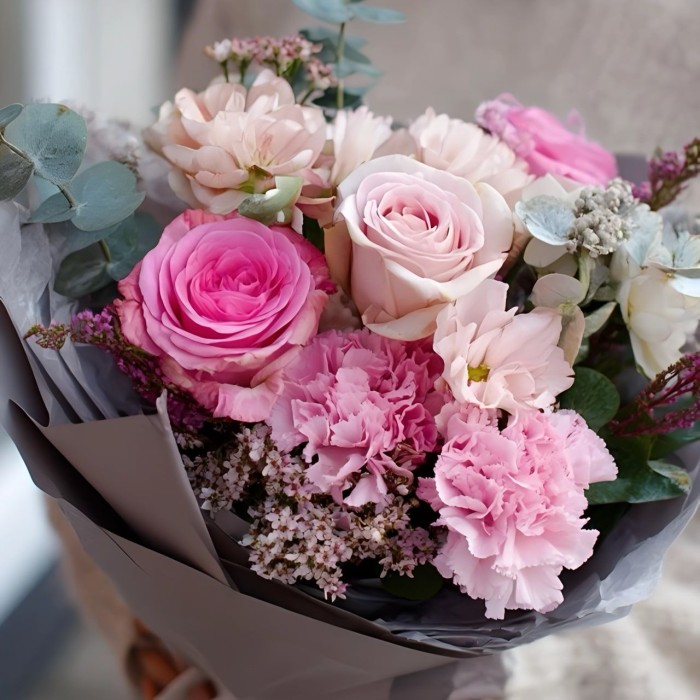 Букет роз с хамелациумом Букет роз с хамелациумом