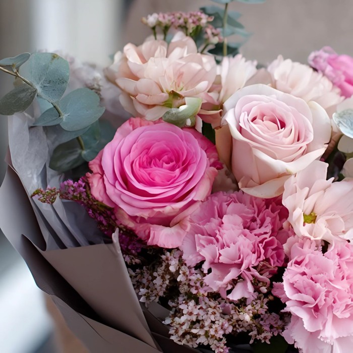 Букет роз с хамелациумом Букет роз с хамелациумом