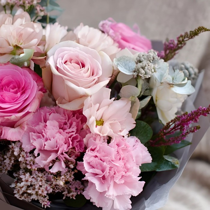 Букет роз с хамелациумом Букет роз с хамелациумом