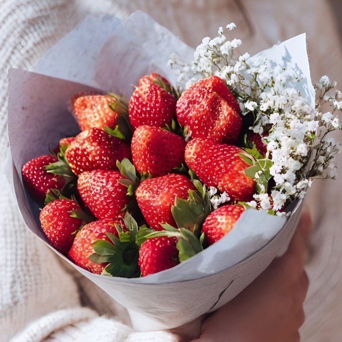 Букет клубника с гипсофилой Букет клубника с гипсофилой